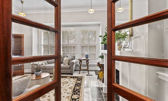 Murfreesboro Cabaña | Historic High Tea Cottage~Downtown~Sleeps8~HotTub