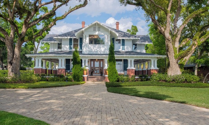 Lakeland Casa | Historic Hollingsworth House in Dwntwn Lkld. Lake Front, Pool, Mini Golf!