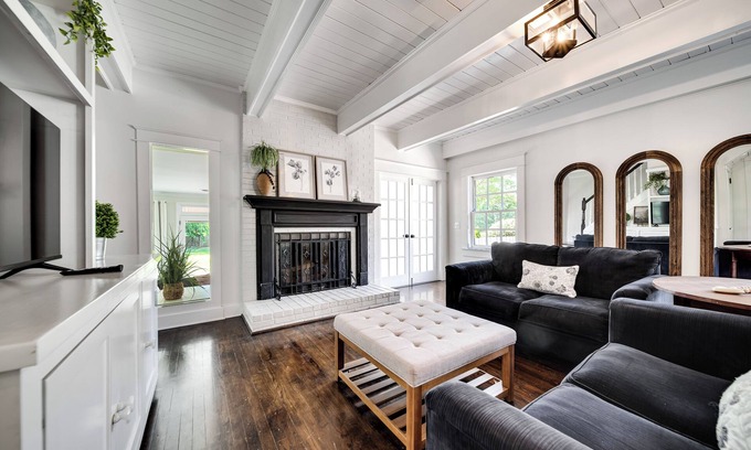 Franklin Casa | Historic Holloway Haven 5-bedroom house in DT Franklin w/ fire-pit