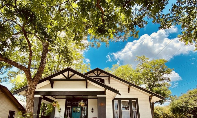 Eastside Promise Neighborhood Casa | Historic Home Downtown San Antonio Minutes from The Pearl/Riverwalk