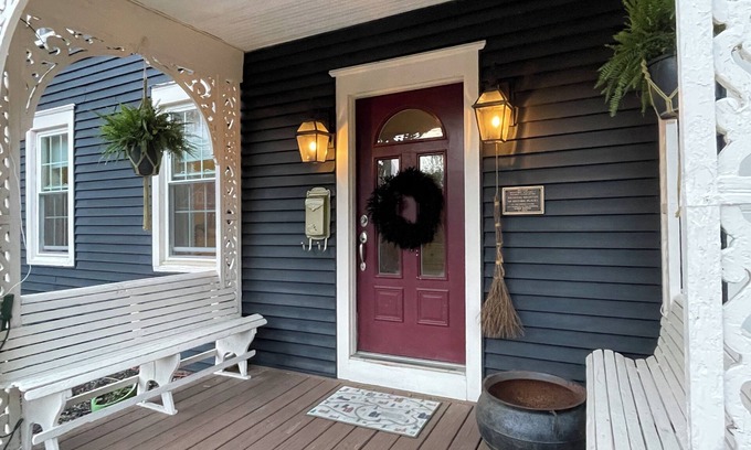 Milton Casa | Historic home, great yard & Walk to Dogfish Head Brewery!