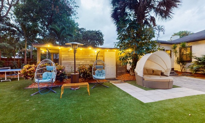 Poinciana Park Casa | Historic home in great locale with shared sauna, Ping-Pong, mini-golf, & grill