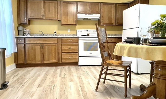 Carlinville Casa | Historic Home near Blackburn and Square - two king beds, washer/dryer, spacious