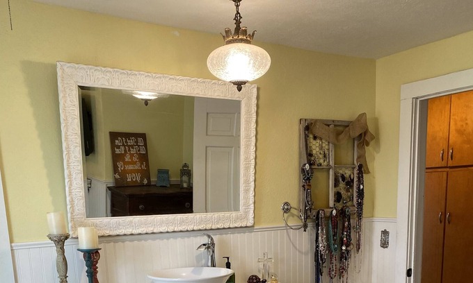Thomas Casa | Historic Home with hard wood and charm room for the entire family.