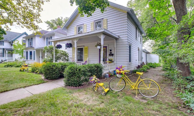 De Pere Casa | Historic Home with Sunroom - 5 Mi to Lambeau Field!
