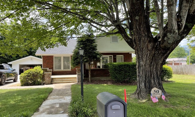 Waynesville Casa | Historic House in Downtown Waynesville! With a firepit! And Hot Tub 😄
