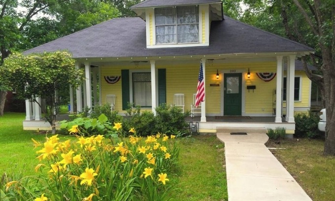 Mineola Casa | Historic House, modern amenities and large front porch, short walk downtown