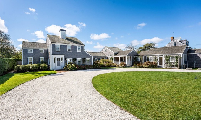 Nantucket Town Casa | Historic House on Cliff Road