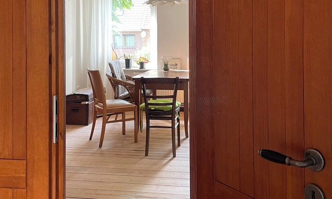 Karow Apartamento | Historic house under lime trees with natural garden. Family-friendly.
