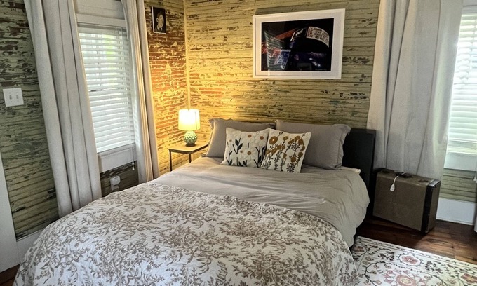 Athens Casa | Historic In-town Athens Cottage! Walkable to Downtown, UGA and Normaltown!