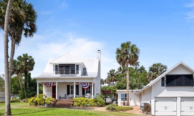 Cocoa Cabaña | Historic Indian River Guest House-Dock Access-Rocket Launches