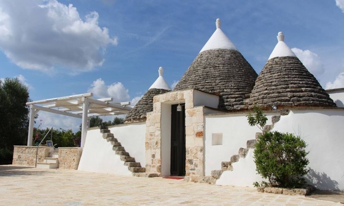 San Vito dei Normanni Villa | Trullo histórico en el campo pero cerca de las playas de arena.
