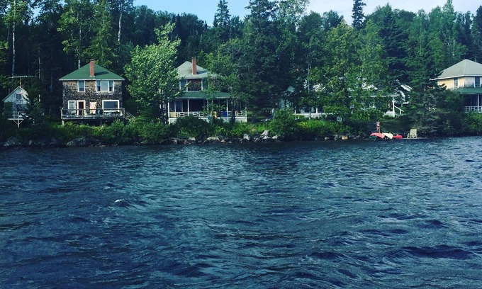 Rangeley Casa | Compuesto familiar histórico frente al lago, 6 cabañas, 17 habitaciones, capacidad para 32+; Único