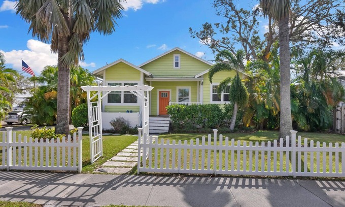 Downtown Casa | Historic Laurel Park Home with Retro Guest Cottage