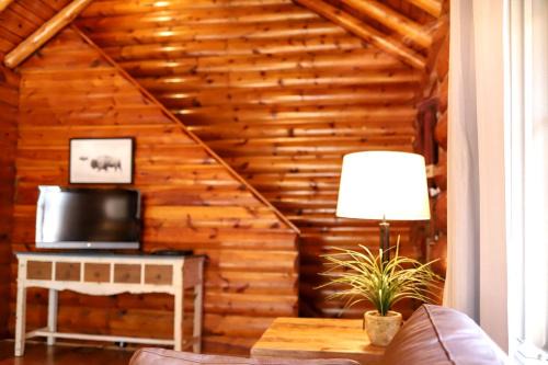 Rapid City Casa | Historic Log Cabin for South Dakota Glamping Getaways