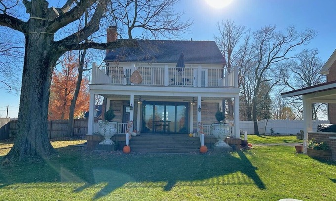 East Fultonham Cabina | Historic Log Cabin fully restored; gourmet kitchen & much more!
