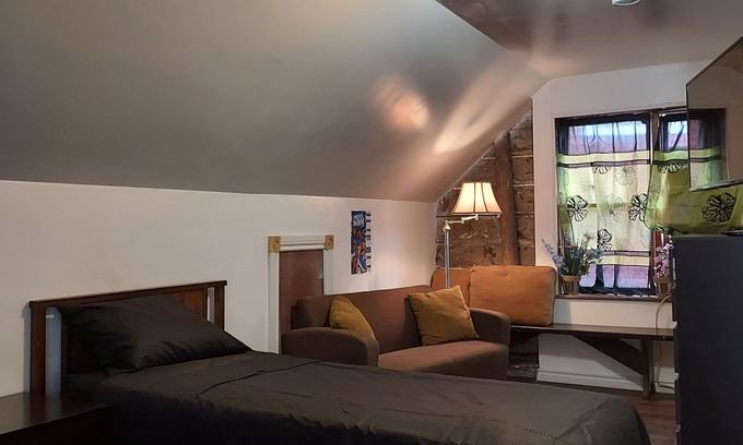 Detroit Cabina | Historic Log Cabin in the heart of Detroit