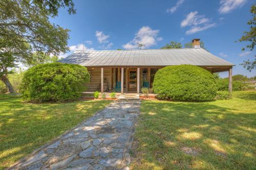 Fredericksburg Casa | Historic Log Cabin Retreat Near Town on 5 Acres!