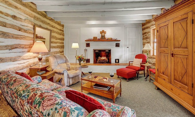 Fredericksburg Cabina | Historic Log Cabin Retreat Near Town on 5 Acres!