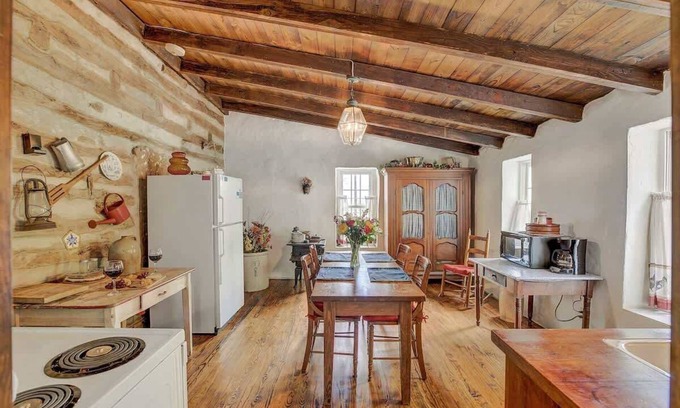 Fredericksburg Cabina | Historic Log Cabin Retreat Near Town on 5 Acres!