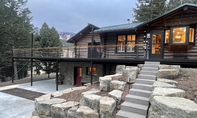 Bozeman Cabina | Historic log home, 3 minutes from the Bridger bowl slopes.