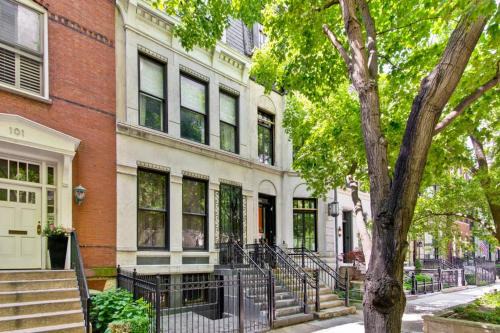 Gold Coast Casa | Historic luxury Townhouse in Downtown Chicago