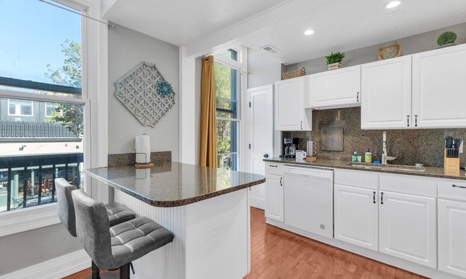 St. Charles Apartamento | Overlook Main St. in this 2 Bedroom Owners Suite!