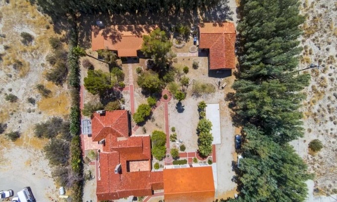 B-Bar-H Ranch Casa | Historic Mary Pickford Estate A1 - 30 minutes from Empire Polo Grounds