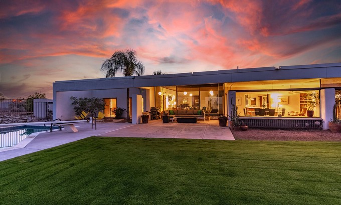 Casas Adobes Casa | 2,000 sf de mediados del siglo Moderno hacia el oeste Mira Guest House en Catalina Foothills.