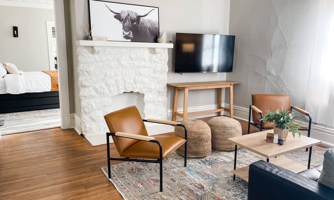 East Midtown Apartamento | Historic Midtown Charmer With Tons Of Natural Light, Walk To Everything!