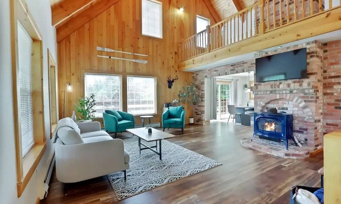 Mineral Cabina | Historic Mineral Lodge-Lake & Mt. Views-Hot Tub
