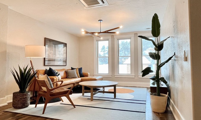 Hot Springs Apartamento | Historic & Modern! Walk to Restaurants, Moccasin Springs + Huge Suite w/ Kitchen