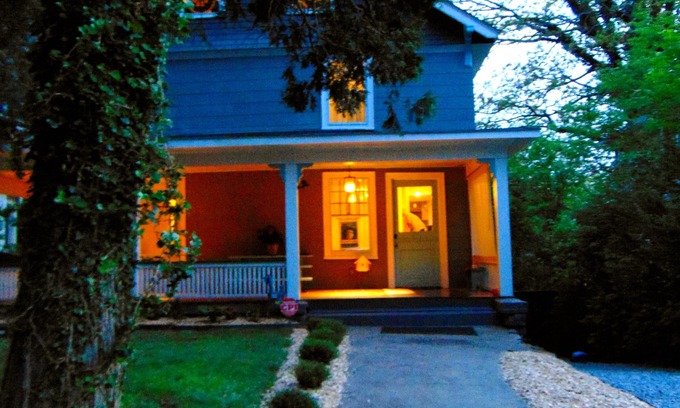 Historic Montford Casa | 6 camas / 3 baños, capacidad para 10 personas, a pie del centro de Three Stories, con mucho espacio