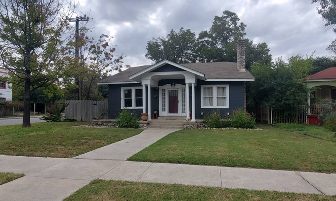Alta Vista Casa | Historic Neighborhood Guest House Close to Great Restaurants, Bars and Downtown