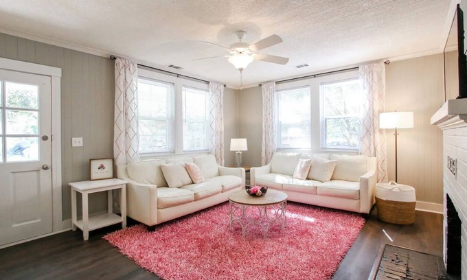 Richmond Hill Casa | Historic Pink Door Cottage near Savannah + Pets