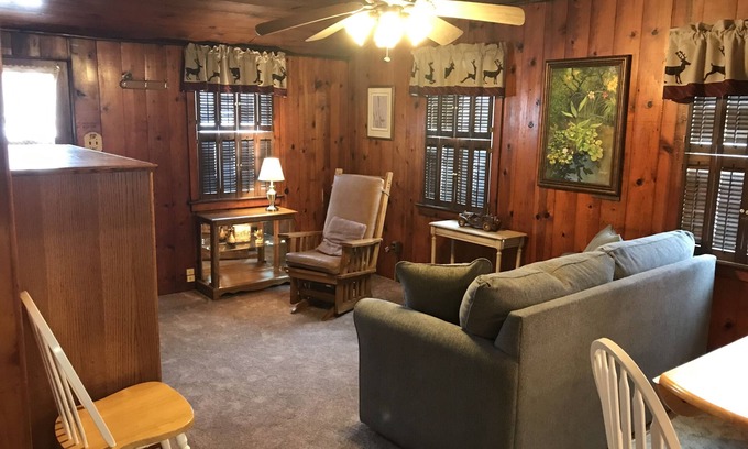 South Bend Cabaña | La propiedad histórica es un lugar tranquilo y confortable para alojarse.