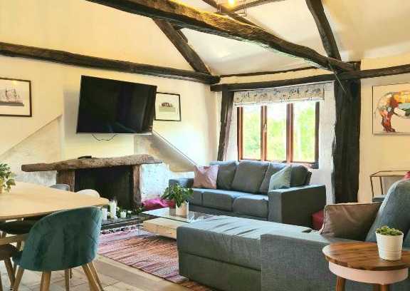 Heligan Casa | Historic Property with Stunning Views (Walk to the pub)
