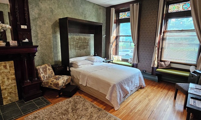 Albany Apartamento | Historic Queen 1800's Studio Across From Washington Park!