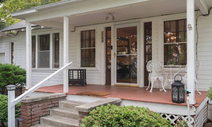 Prosser Casa | Historic River Front Farmhouse Near Wineries-Private waterfront! Winery tour!