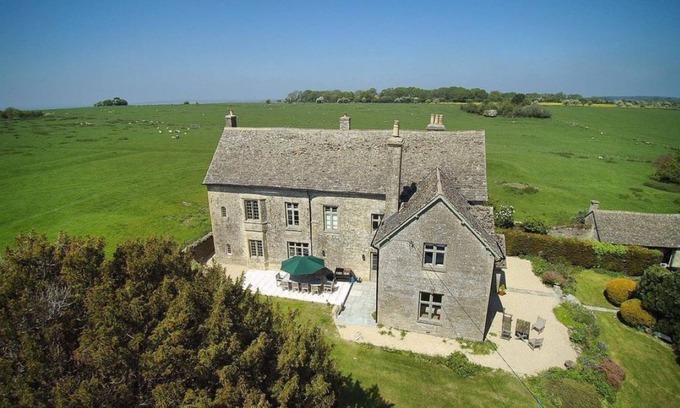 Witney Otro | Historic Royal Hunting Lodge Perfect for Family Gatherings in the Cotswolds