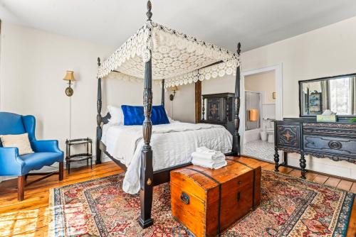 Mystic Casa | Historic Seaside Captains House Downtown Mystic