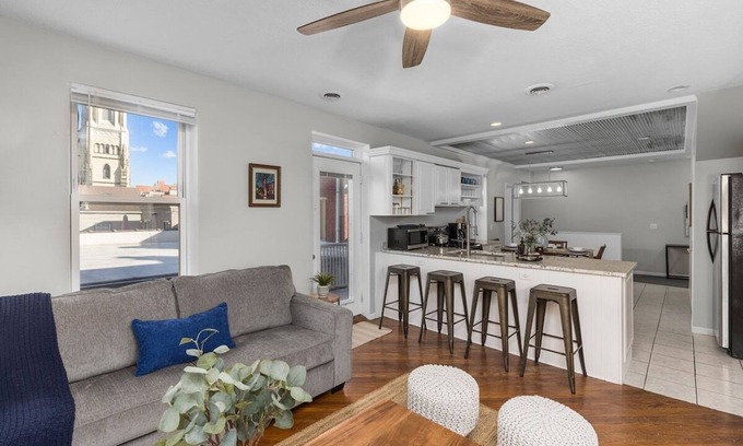 Soulard Apartamento | Historic Soulard King 2BR Apt w/ Private Deck
