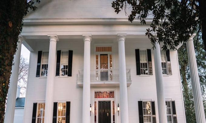 Trenton Casa | Historic Southern Manor | Masters Rental