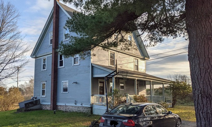 Bethel Otro | Historic spacious Farmhouse, 2 hours from NYC and steps from Bethel Woods