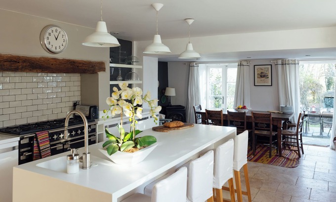 Malmesbury Cabaña | Historic spacious village cottage - perfect getaway for friends and families!