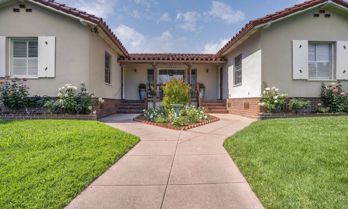 Downtown Casa | Alquiler mensual de estilo español histórico en el corazón del centro de San Luis Obispo