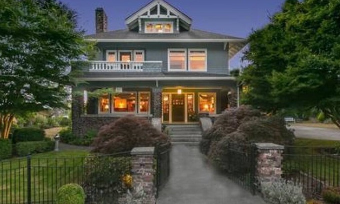 Snohomish Casa | Historic Speak Easy Wine Cellar and Movie Theatre Guest Room