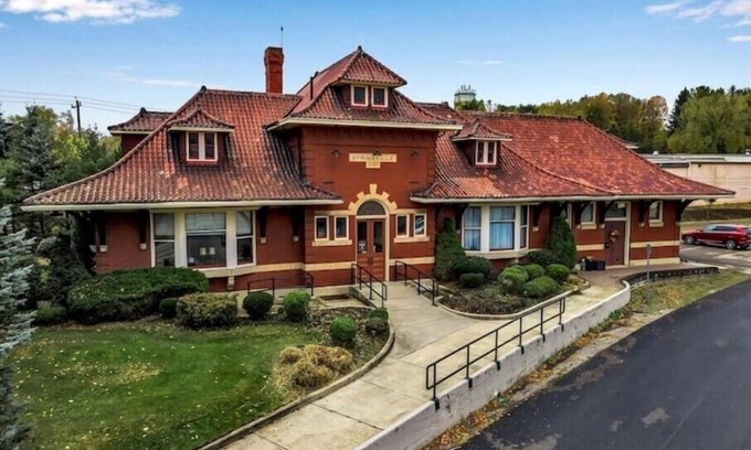 Springville Apartamento | Historic Springville Train Station 2-Bedroom Hotel Apartment With Private Patio