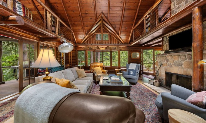 Mount Hood Village Cabina | Historic Steiner Log Cabin with BBQ and Hot Tub