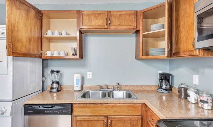 Southwest Garden Casa | Historic STL unit with 4 queen beds